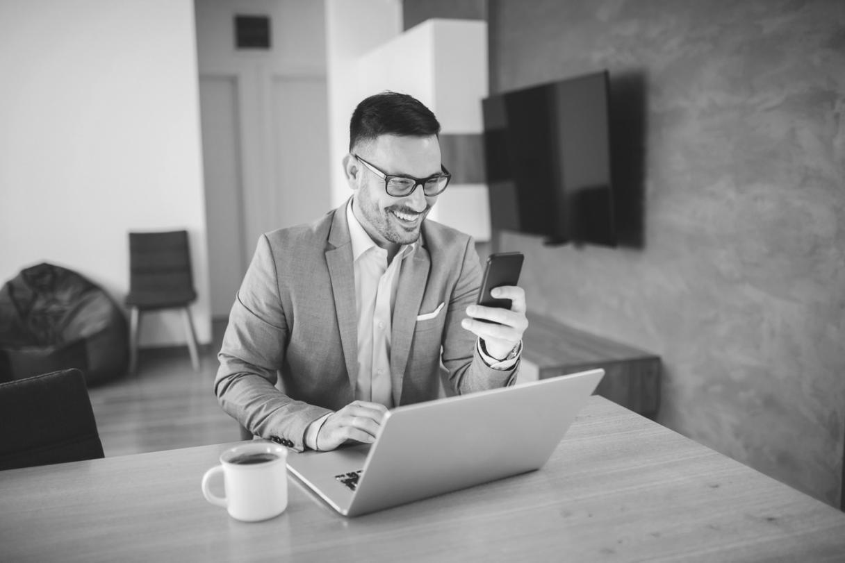 Vista de workspace con múltiples pantallas mostrando análisis de mercados internacionales