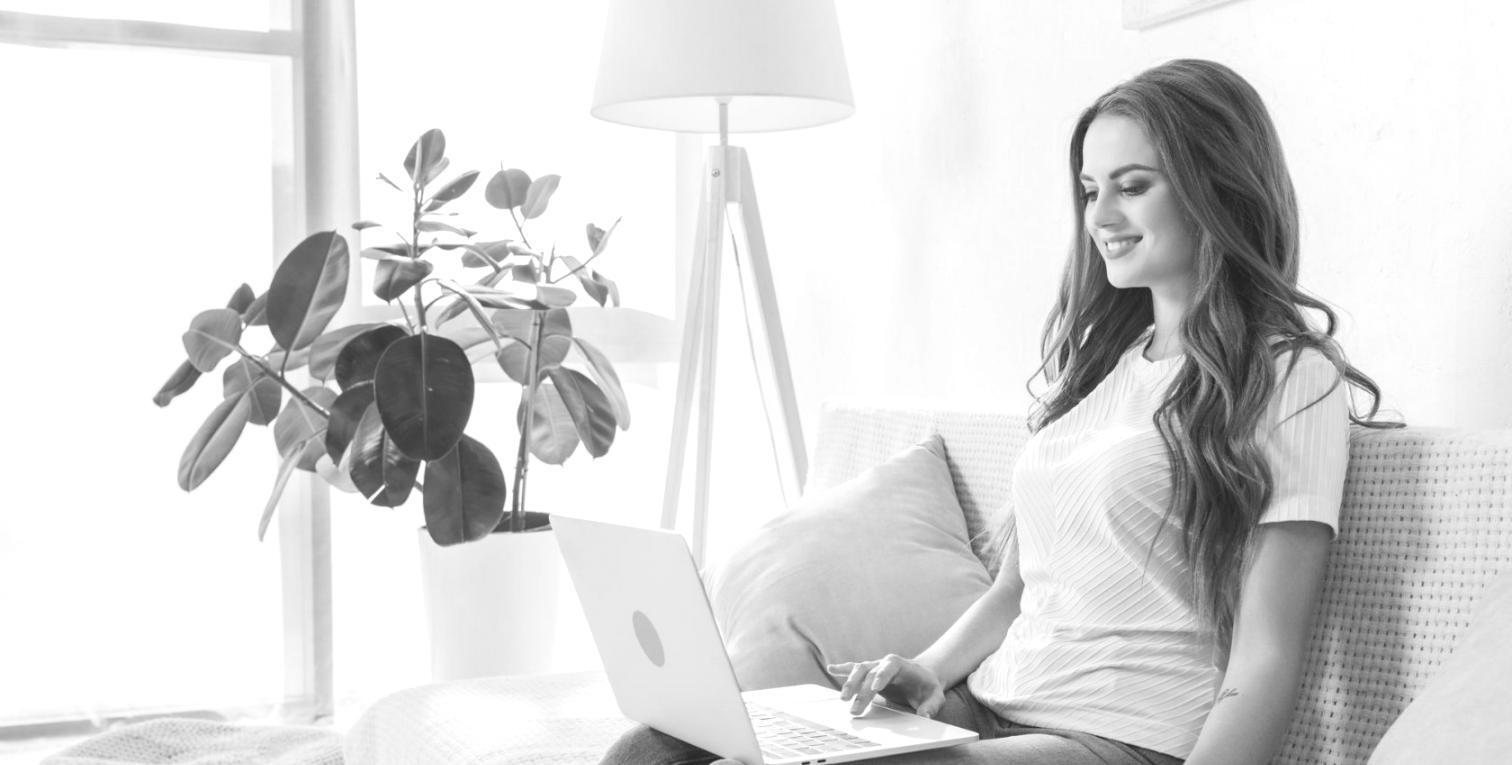 Estudiantes analizando gráficos de mercado en sesión práctica